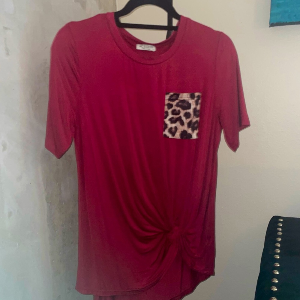 Tee with animal print pocket and front knot detail, maroon color
